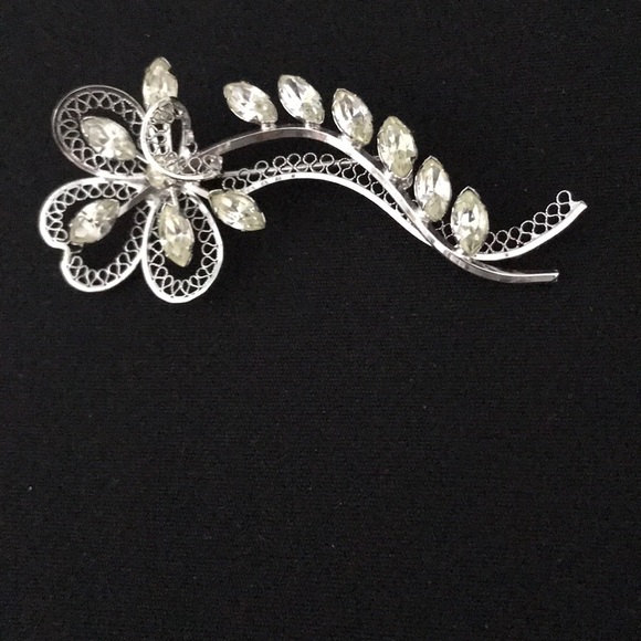 Jewelry - BROOCH WITH RHINESTONES IN FLOWER SHAPE